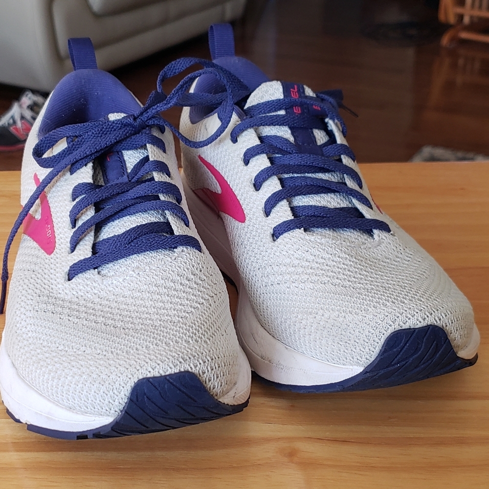 Brooks white running shoes 7.5